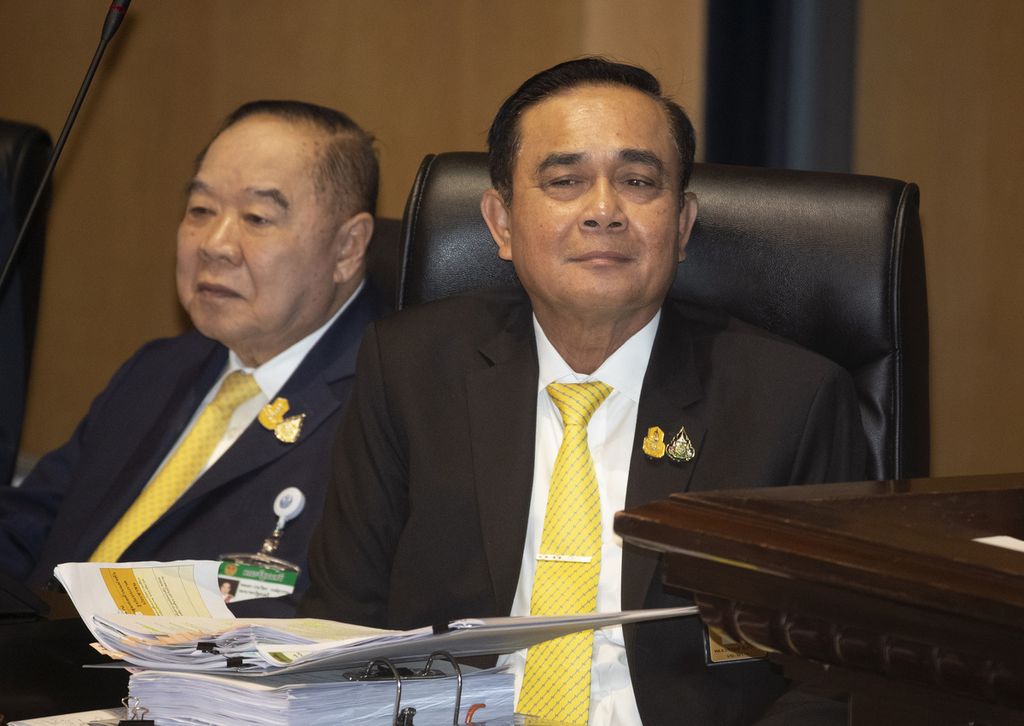 Wakil Perdana Menteri Thailand Prawit Wongsuwon (kiri) dan PM Prayuth Chan-Ocha duduk berdampingan dalam sebuah sidang di parlemen, 25 Juli 2019. Prawit dan Prayuth akan maju sebagai calon perdana menteri pada pemilu Mei mendatang. 