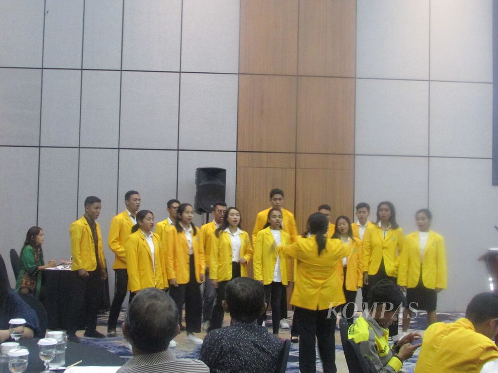 Paduan suara dari mahasiswa Undana, Kupang, yang ditampilkan saat seminar HAM dan jender dalam pembangunan pariwisata di Kupang, Rabu (18/10/2023).