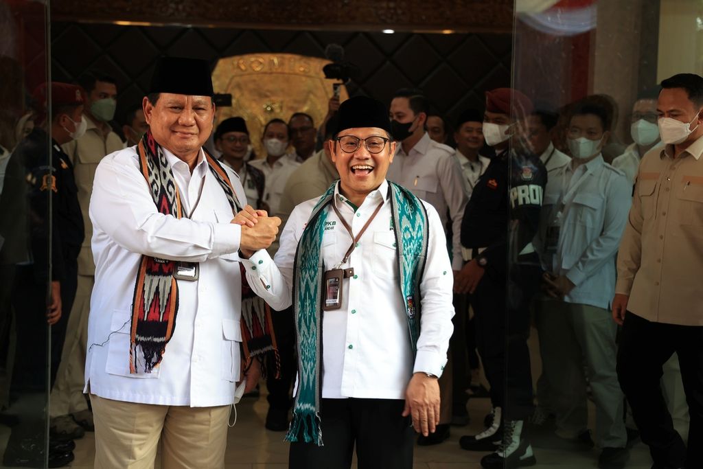 Ketua Umum Partai Gerindra Prabowo Subiyanto (kiri) bersama Ketua Umum Partai Kebangkitan Bangsa (PKB) Muhaimin Iskandar bersalam komando seusai mendaftar bersama untuk calon partai politik peserta Pemilu 2024 di Gedung Komisi Pemilihan Umum, Jakarta, Senin (8/8/2022).  