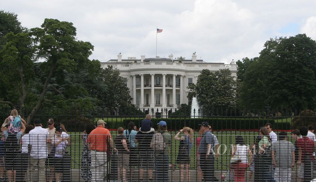 The White House alias Gedung Putih, rumah resmi presiden AS. Ikon Kota Washington DC, AS, ini menjadi salah satu tempat kunjungan favorit wisatawan (16/08/2009)