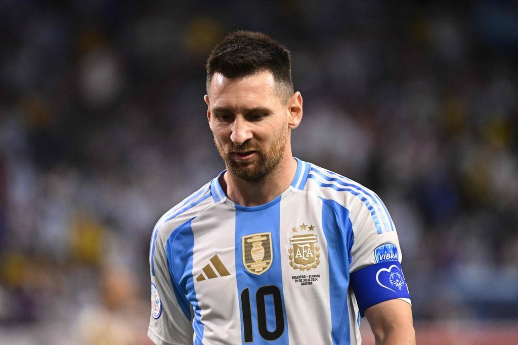 Lionel Messi dari Argentina meninggalkan lapangan pada babak pertama pada pertandingan perempat final Copa America 2024 antara Argentina dan Ekuador di Stadion NRG pada 04 Juli 2024 di Houston, 