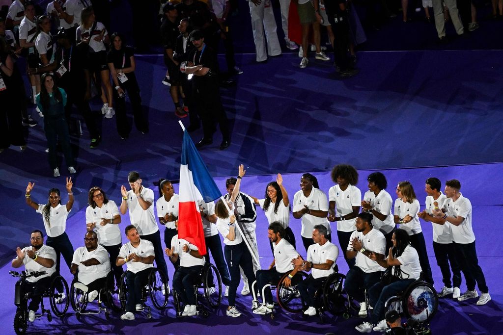 Kontingen Paralimpiade dari Perancis berpose saat penutupan Olimpiade Paris 2024 di Stadion Stade de France, Saint-Denis, Perancis, Minggu (11/8/2024). Paris akan menjadi tuan rumah Paralimpiade Paris 2024 mulai 28 Agustus hingga 8 September 2024. 