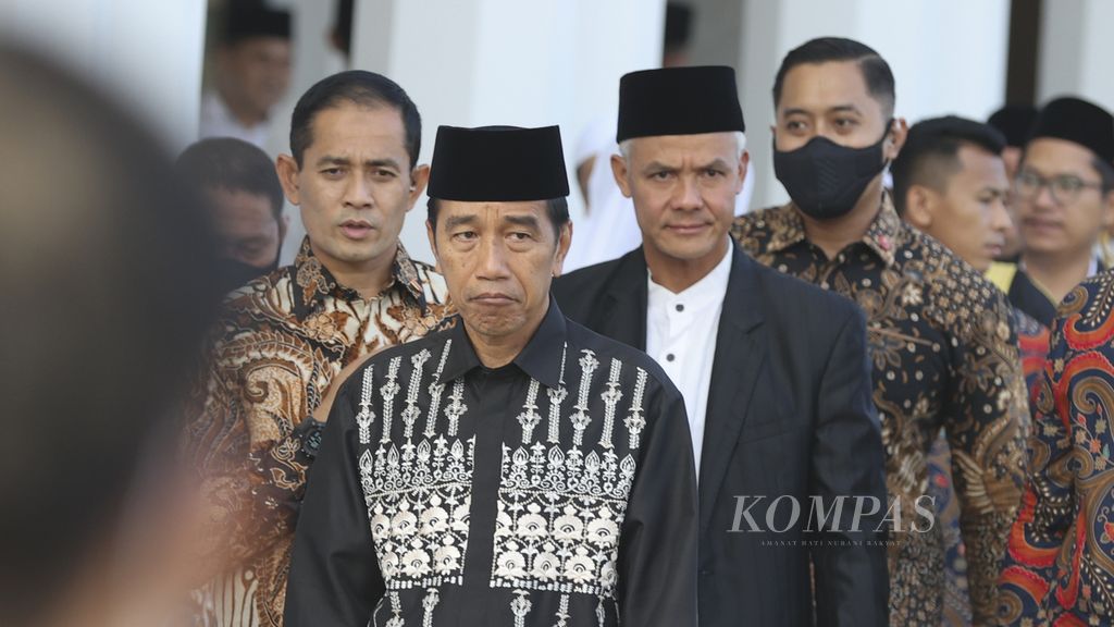 Presiden Joko Widodo didampingi Gubernur Jawa Tengah Ganjar Pranowo seusai shalat Idul Fitri di Masjid Raya Sheik Zayed, Surakarta, Jawa Tengah, Sabtu (22/4/2023). 