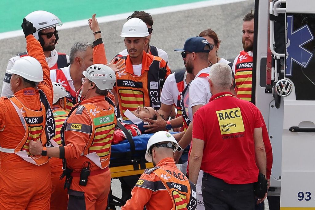 Pebalap Ducati, Francesco Bagnaia, dimasukkan ke dalam ambulans setelah insiden saat balapan Grand Prix MotoGP seri Catalunya di Sirkuit Catalunya, Montmelo, Barcelona, Spanyol, Minggu (3/9/2023). 