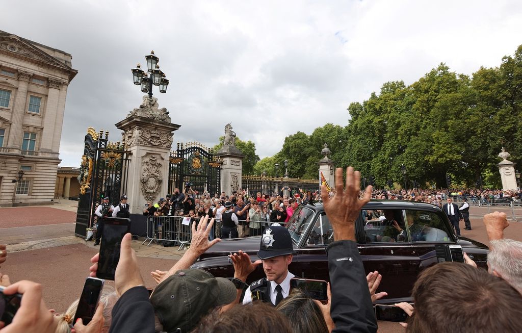 RIbuan warga London menyambut Raja Inggris yang baru, Charles III, saat dia dibawa kembali ke Istana Buckingham, Sabtu (10/9/2022). 