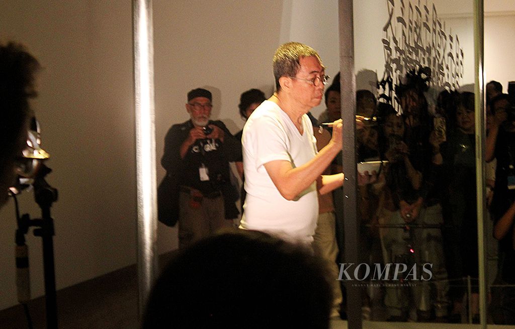 FX Harsono dalam penampilan seni kontemporer First Sight di Museum Modern and Contemporary Art in Nusantara, Jakarta, Sabtu (12/8).