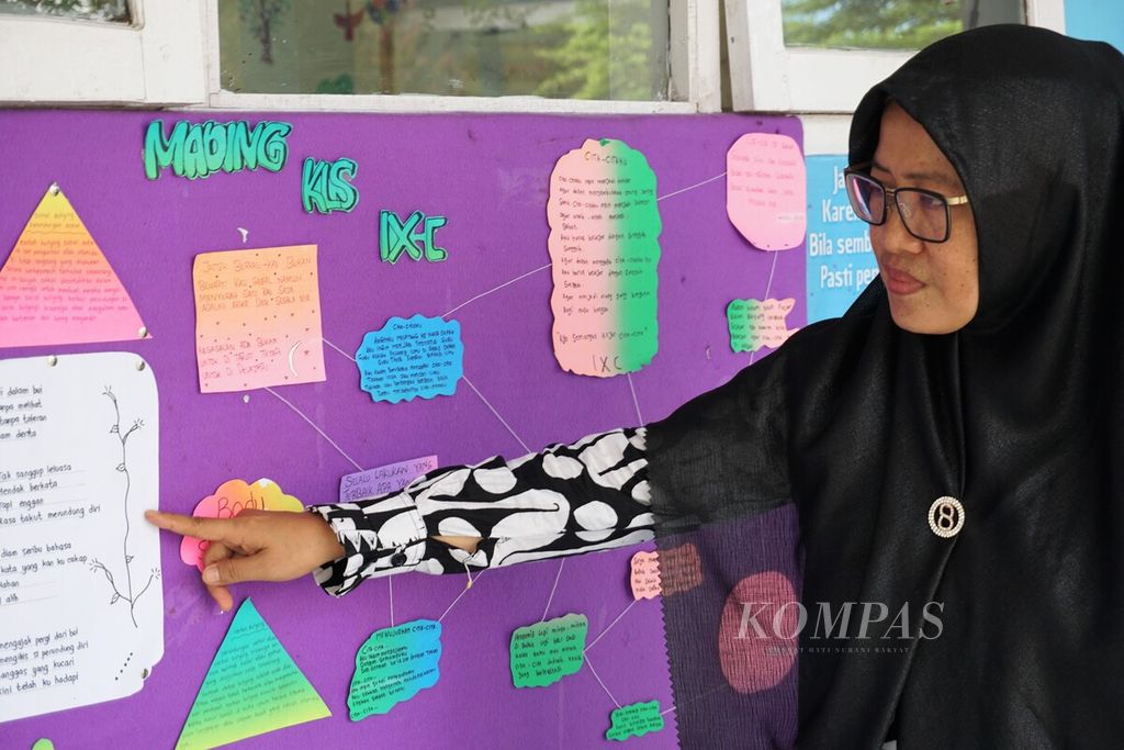 Majalah dinding menjadi sarana bagi siswa meningkatkan literasi bahasa Indonesia di SMP Negeri 17 Kabupaten Tanjung Jabung Timur, Jambi, Jumat (21/10/2022). Masih diperlukan intervensi khusus literasi pada 13,6 persen perserta didik tingkat sekolah dasar dan 12,5 persen peserta didik sekolah menengah pertama.