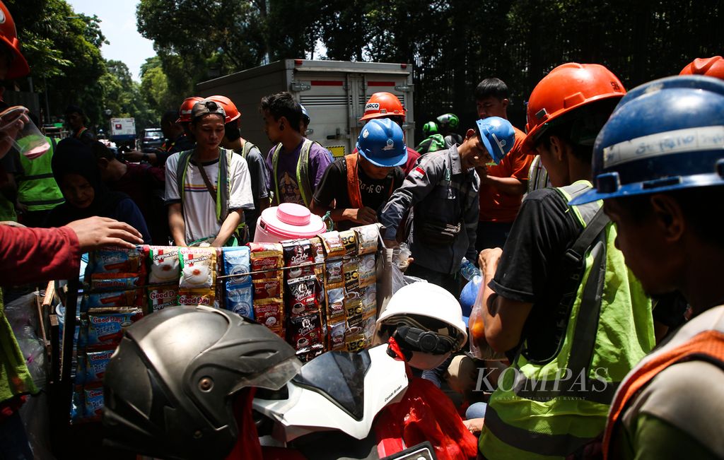 Para pekerja berbelanja makan siang di sekitar proyek properti di kawasan Setiabudi, Jakarta, Selasa (10/10/2023). Berdasarkan data Badan Pusat Statistik (BPS), rata-rata upah buruh dari Februari 2022 ke Februari 2023 naik 1,80 persen, dari Rp 2,89 juta menjadi Rp 2,94 juta .