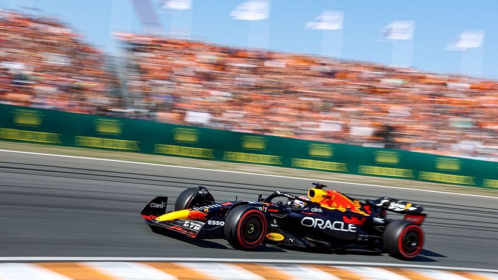 Pebalap Red Bull, Max Verstappen, mengikuti sesi kualifikasi Formula 1 seri Belanda di Sirkuit Zandvoort, Sabtu (3/9/2022). Ia meraih waktu tercepat.  Pabrikan mobil Porsche batal bekerja sama dengan Red Bull pada balapan Formula 1 mulai musim 2026 karena perbedaan atmosfer kedua perusahaan.