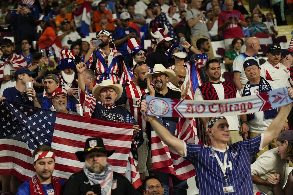 Pendukung Amerika Serikat bersorak di tribune sebelum pertandingan sepak bola babak 16 besar Piala Dunia Qatar 2022 antara Belanda dan Amerika Serikat, di Stadion Internasional Khalifa di Doha, Sabtu (3/12/2022).
