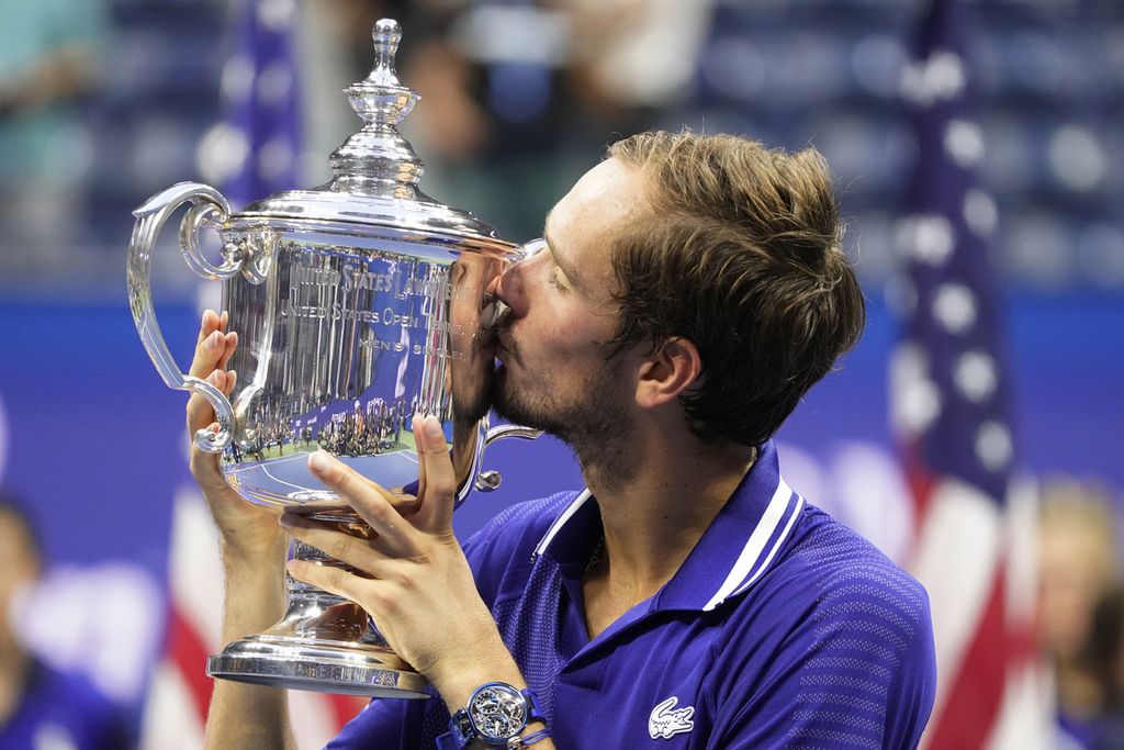 Petenis Rusia, Daniil Medvedev, mencium trofi juara tunggal putra Amerika Serikat Terbuka seusai mengalahkan Novak Djokovic (Serbia) pada babak final, Minggu (12/9/2021) lalu di New York, AS. 