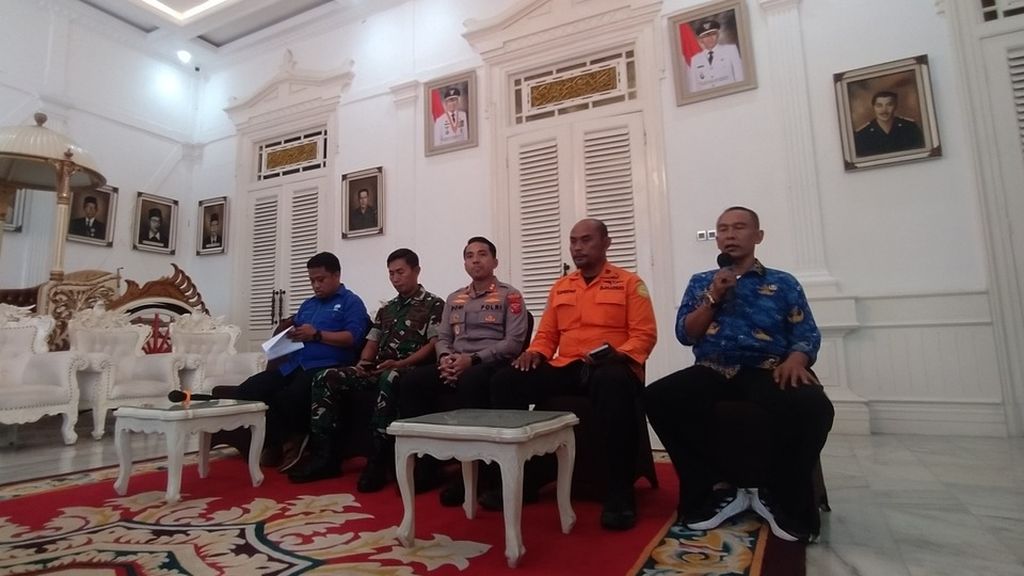 Konferensi pers terkait penanganan pascagempa oleh Pemerintah Kabupaten Cianjur, di Kantor Bupati Cianjur, Jawa Barat, Selasa (29/11/2022). 