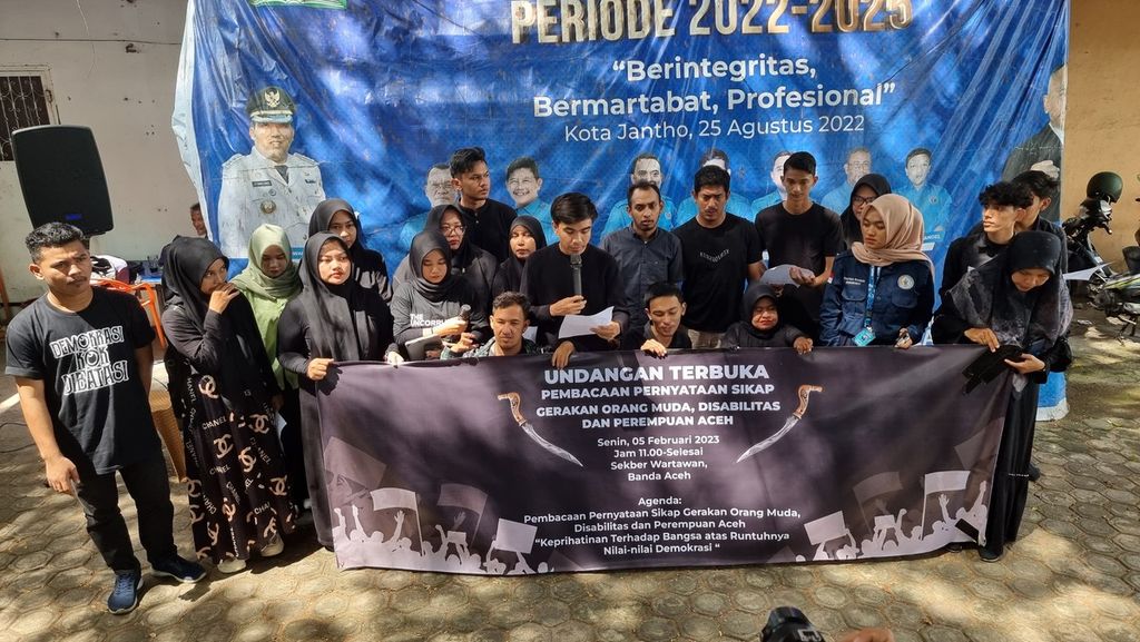 Elemen masyarakat sipil dari orang muda, disabilitas, dan perempuan Aceh menyampaikan sikap untuk mendorong pemilu jujur dan adil, Senin (5/2/2024), di Banda Aceh.