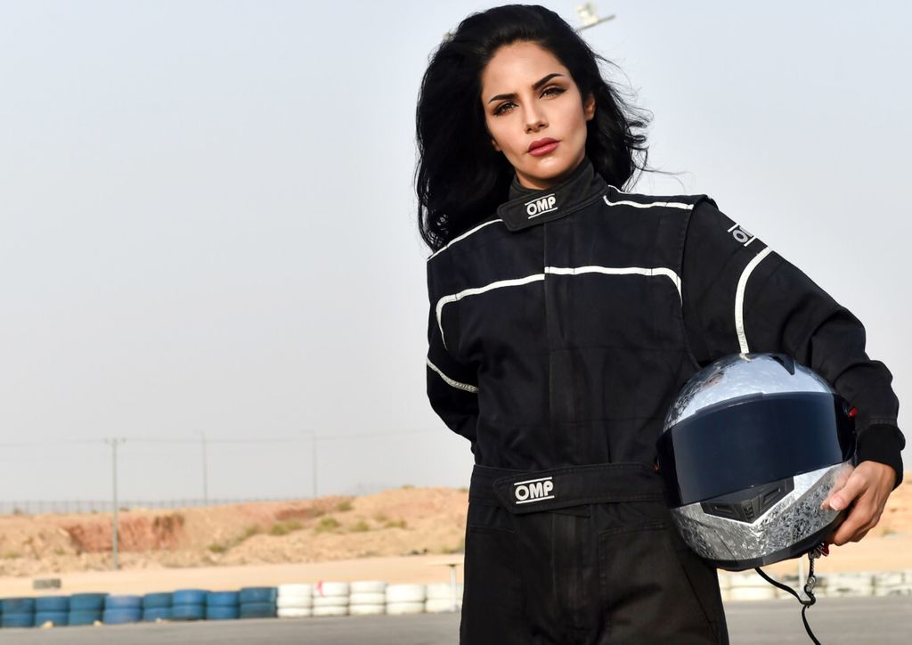Rana Almimoni (30) bersiap di sirkuit Dirap, Riyadh. Sejak Juni 2018, Arab Saudi mencabut larangan perempuan untuk mengemudi. Pencabutan itu salah satu bentuk transformasi di kerajaan tersebut