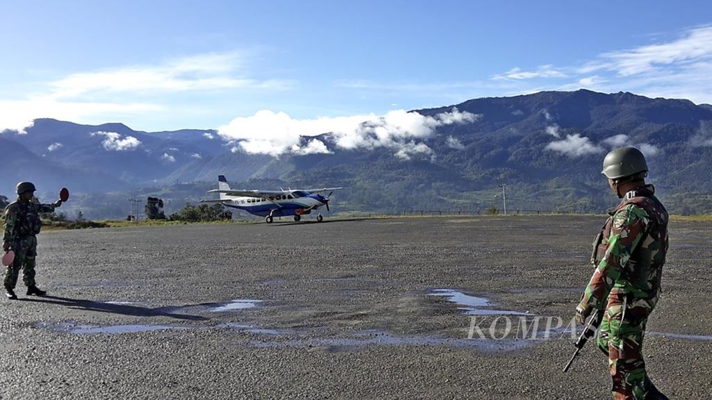 Pesawat baling-baling berbadan kecil mendarat di Bandara Ilaga, Kabupaten Puncak, Papua, Minggu (15/2/2015).