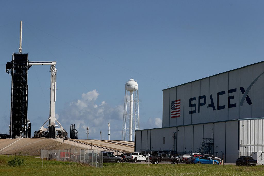Roket SpaceX Falcon 9, dengan kapsul Crew Dragon yang sudah terpasang, berada di Launch Pad 39-A Kennedy Space Center di Cape Canaveral, Florida, Amerika Serikat, Rabu (15/9/ 2021). 