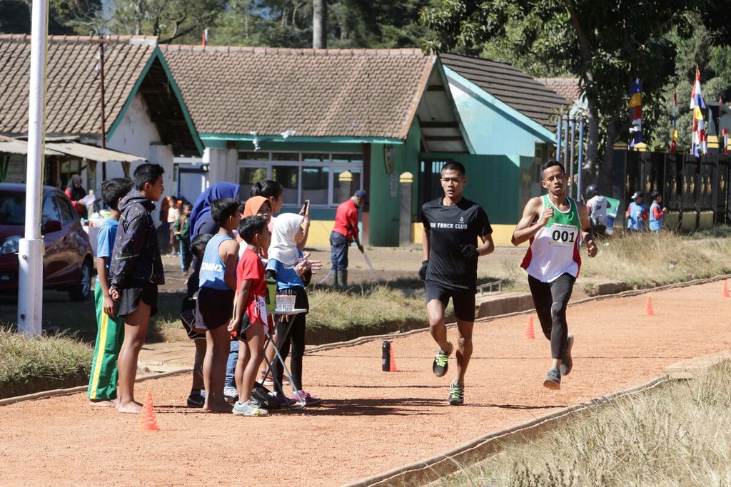 Para pelari muda berlatih di Lapangan Tanara, Perkebunan Teh Malabar, Kecamatan Pangalengan, Kabupaten Bandung, Sabtu (10/8/2019). 