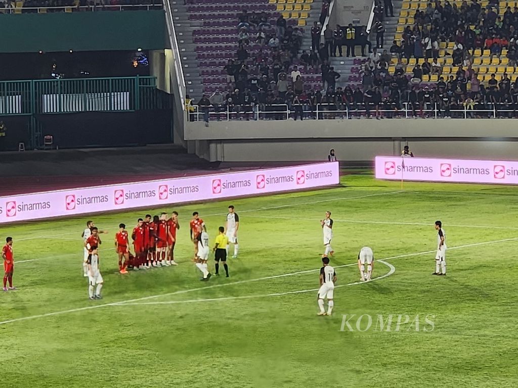 Para pemain Persija Jakarta bersiap mengeksekusi tendangan bebas dalam laga melawan Borneo FC pada gelaran Piala Presiden 2024, di Stadion Manahan, Kota Surakarta, Jawa Tengah, Selasa (30/7/2024). Laga itu dimenangi Borneo FC dengan skor akhir 2-1. Hasil itu membuat Borneo lolos ke final.