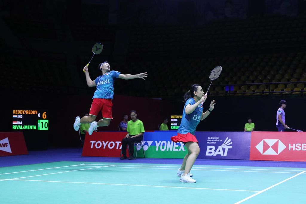 Rinov Rivaldy/Pitha Haningtyas Mentari beraksi melawan pasangan India, Reddy B Sumeeth/Reddy Sikki, pada pertandingan babak pertama turnamen Thailand Terbuka di Stadion Nimibutr, Bangkok, Selasa (14/5/2024). Rinov/Pitha menang dengan skor 21-12, 21-16.