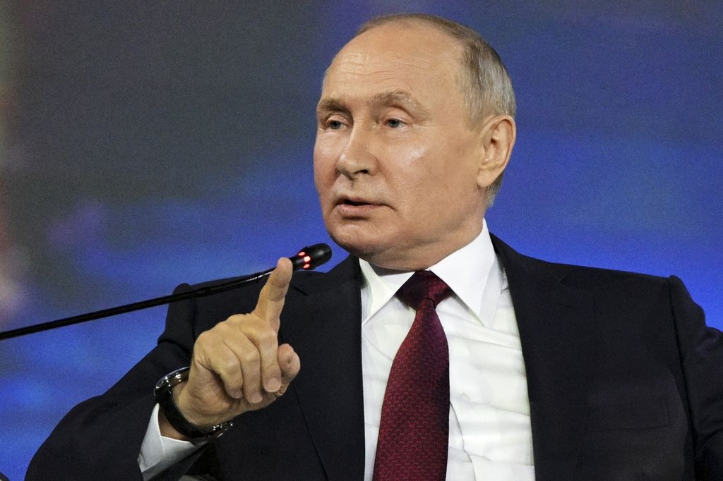 Presiden Rusia Vladimir Putin berbicara pada sesi pleno Forum Ekonomi Internasional Saint Petersburg atau Saint Petersburg International Economic Forum (SPIEF) di Saint Petersburg, Rusia, Jumat (16/6/2023).  