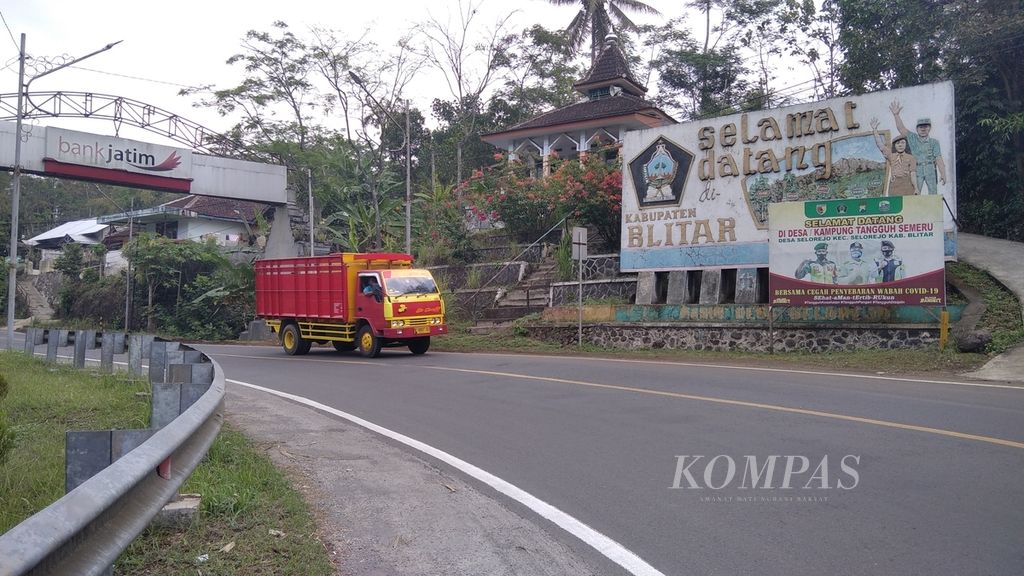 Sebuah truk melintas di jalur berliku di perbatasan Kabupaten Malang dan Blitar, di wilayah Kecamatan Selorejo, Kabupaten Blitar, Jawa Timur, Selasa (14/9/2021).
