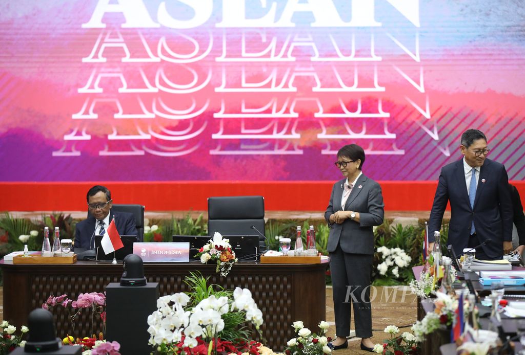 Menteri Luar Negeri Retno Marsudi (tengah) dan Ketua Bersama Dewan Politik dan Keamanan ASEAN Mahfud MD (kiri) bersiap memulai pertemuan Dewan Politik dan Keamanan ASEAN (APSC), di Sekretariat ASEAN, Jakarta, Senin (4/9/2023).