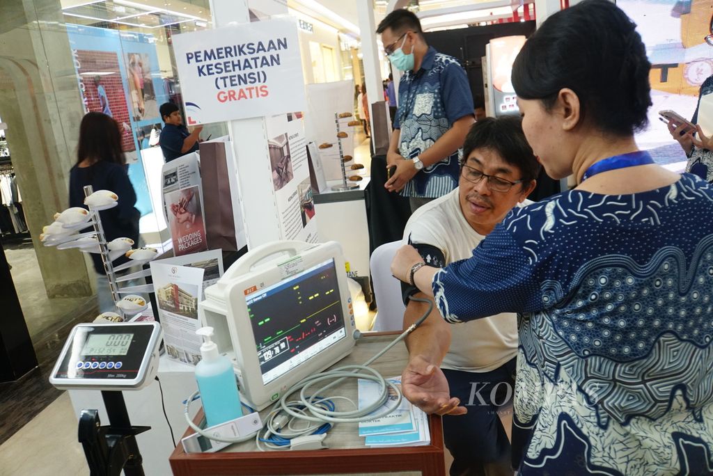 Seorang warga memreriksakan tekanan darahnya di gerai milik RS Sentra Medika Minahasa Utara dalam acara Pameran Medis dan Pariwisata Kesehatan Indonesia 2023, Jumat (4/8/2023), di Manado, Sulawesi Utara.