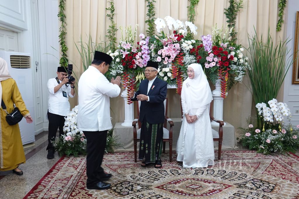 Menteri Pertahanan Prabowo Subianto menghadiri acara gelar griya atau <i>open house </i>yang digelar Wakil Presiden Ma’ruf Amin beserta Ibu Wury Ma’ruf Amin di kediaman resmi di Jakarta Pusat, Rabu (10/4/2024). 