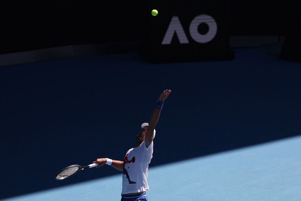 Petenis Serbia, Novak Djokovic, melakukan servis pada sesi latihan di Melbourne Park, Australia, Jumat (12/1/2024). Petenis nomor satu dunia itu merupakan favorit juara tunggal putra Australia Terbuka 2024.