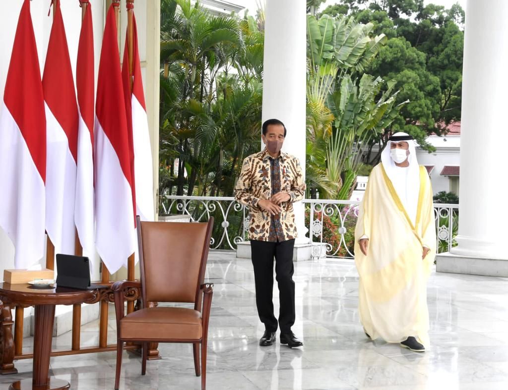 Presiden Joko Widodo mengajak Menteri Energi dan Infrastruktur UEA Suhail Mohammed al-Mazroei berbincang secara santai di beranda belakang Istana Kepresidenan Bogor, Senin (7/3/2022). Menteri Suhail adalah utusan khusus Putra Mahkota Abu Dhabi Sheikh Mohammed bin Zayed al-Nahyan untuk membahas kerja sama perdagangan dan investasi UEA di Indonesia.