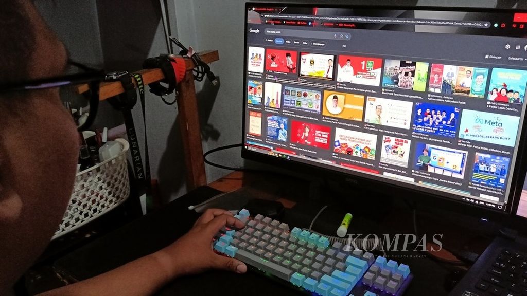 Arya (26), pemilih muda di Kota Tangerang, sedang menunjukkan cara ia mempelajari profil caleg-caleg DPR yang berlaga di dapilnya. Sejumlah poster digital dari sejumlah caleg Arya tunjukkan kepada harian <i>Kompas </i>pada Minggu (21/1/2024). 