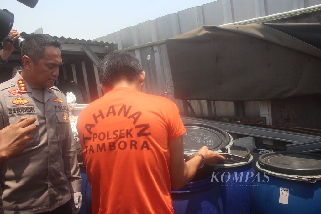 Tersangka pembuatan minuman keras ilegal di Jalan Jembatan Besi, Kecamatan Tambora, Jakarta Barat, Rabu (20/9/2023).