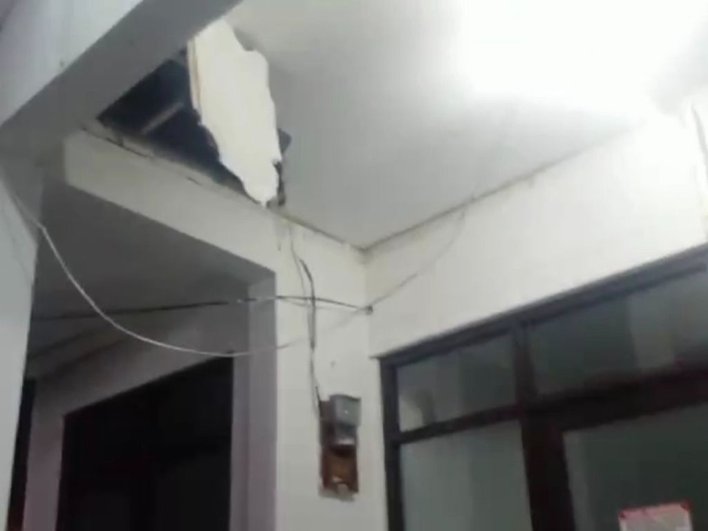 Salah satu bangunan sekolah dasar yang terdampak gempa bumi dangkal di Kabupaten Sumedang, Jawa Barat, Minggu (31/12/2023).