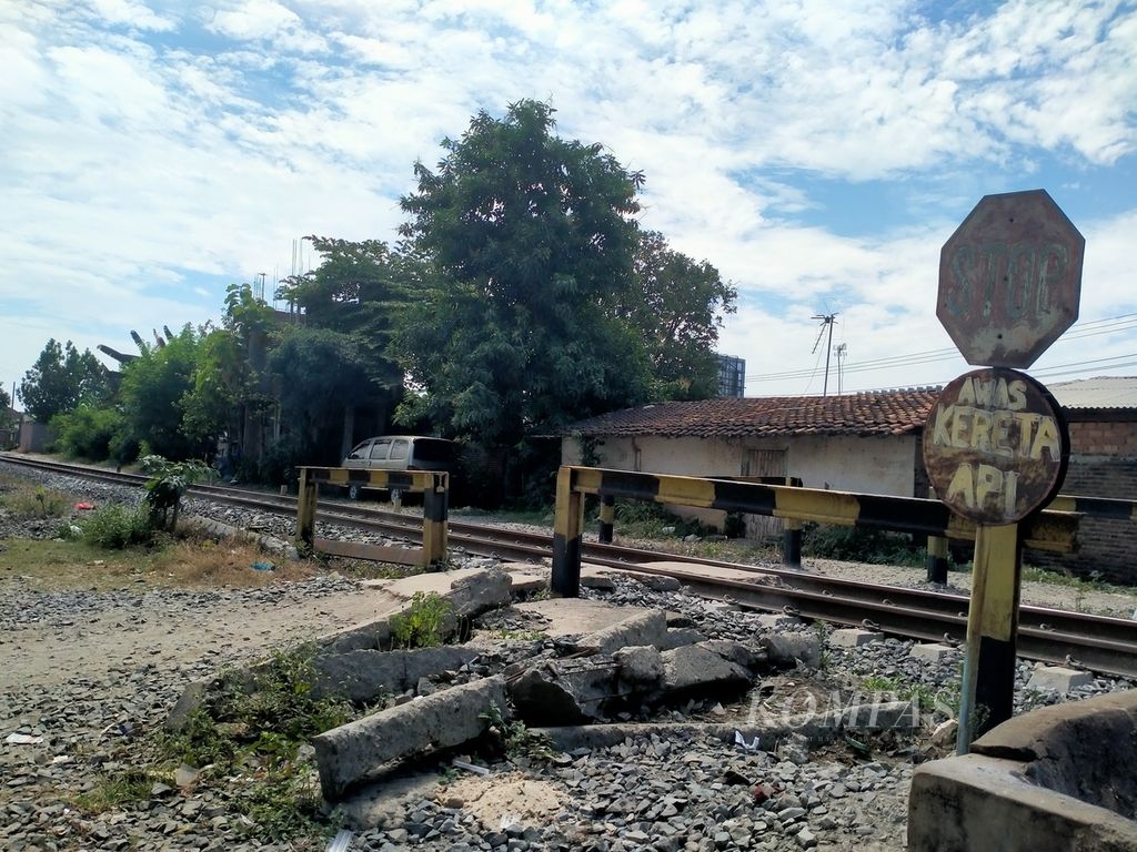 Pelintasan liar yang ada di Desa Natar, Kecamatan Natar, Kabupaten Lampung Selatan, Lampung, Jumat (21/7/2023). 