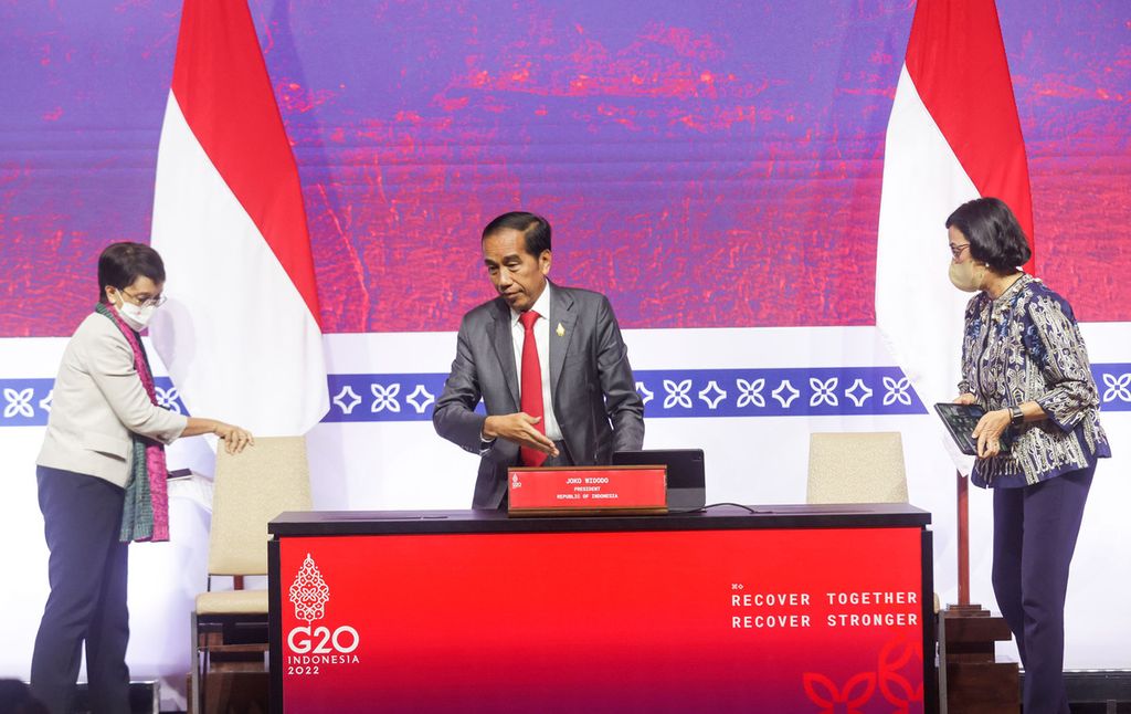 Presiden Joko Widodo didampingi Menteri Luar Negeri Retno Marsudi (kiri) dan Menteri Keuangan Sri Mulyani Indrawati (kanan) memberikan keterangan pers di Media Center Konferensi Tingkat Tinggi G20 (KTT G20) di Nusa Dua, Badung, Bali, Rabu (16/11/2022). Presiden melaporkan hasil KTT G20 yang menghasilkan Deklarasi Pemimpin G20 yang antara lain berisi mengecam perang Rusia-Ukraina, pembiayaan dana pandemi (<i>pandemic fund</i>), dan transisi energi hijau.