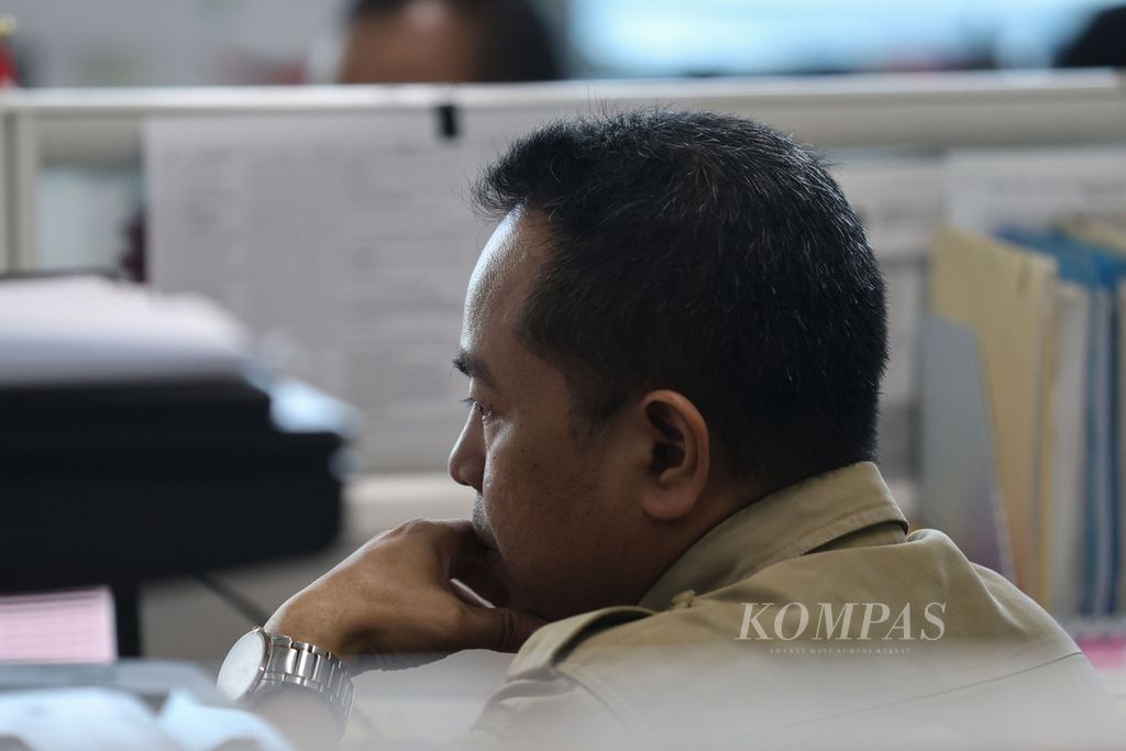 A state civil servant (ASN) checks his work on a computer screen at the DKI Jakarta City Hall building, Tuesday (16/4/2024).