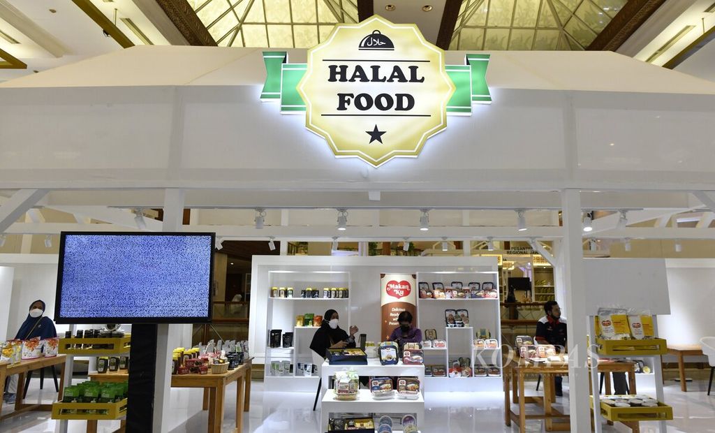 Stan produk makanan halal dalam rangkaian Indonesia Sharia Economic Festival (ISEF) di Jakarta Convention Center, Jakarta, Rabu (5/10/2022).