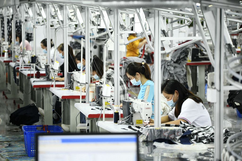 Karyawan merampungkan pekerjaan di pabrik tekstil, di Anlong, Provinsi Guizhou, China, Rabu (21/9/2022). 
