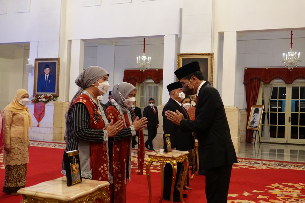 Presiden Joko Widodo memberi ucapan selamat kepada ahli waris penerima gelar Pahlawan Nasional, 7 November 2022, di Istana Negara.