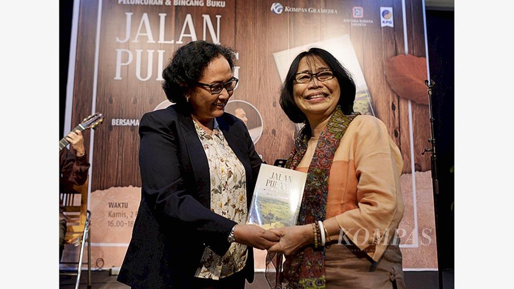 Wakil Pemimpin Redaksi Harian <i>Kompas</i> Ninuk Mardiana Pambudy menerima buku <i>Jalan Pulang</i> dari penulisnya, Maria Hartiningsih (kanan), saat peluncuran dan bincang buku tersebut di Bentara Budaya Jakarta, Kamis (2/2/2017).