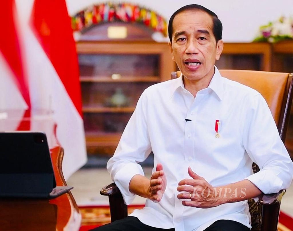 Presiden Joko Widodo saat menyampaikan pernyataan tentang vaksinasi dosis ketiga, di Istana Merdeka, Jakarta, Selasa (11/1/2022).