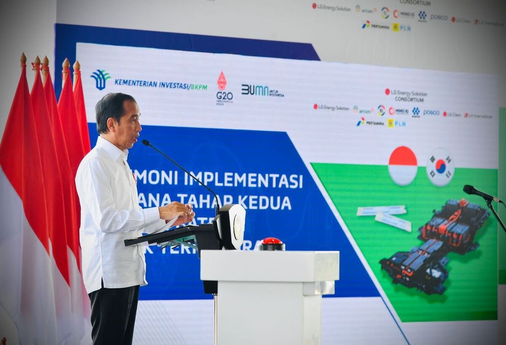 Presiden Joko Widodo saat memberi sambutan pada seremoni implementasi tahap kedua industri baterai listrik terintegrasi di Kawasan Industri Terpadu Batang (KITB) di Kabupaten Batang, Provinsi Jawa Tengah, Rabu (8/6/2022).