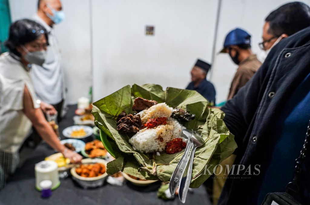 Sajian warung Nasi Jamblang Bu Fitri, Jalan Cipto Mangunkusumo, Kota Cirebon, Jawa Barat, Senin (5/9/2022). Nasi Jamblang adalah salah satu makanan khas Cirebon yang hingga kini masih menjadi primadona, baik masyarakat lokal maupun pelancong. 