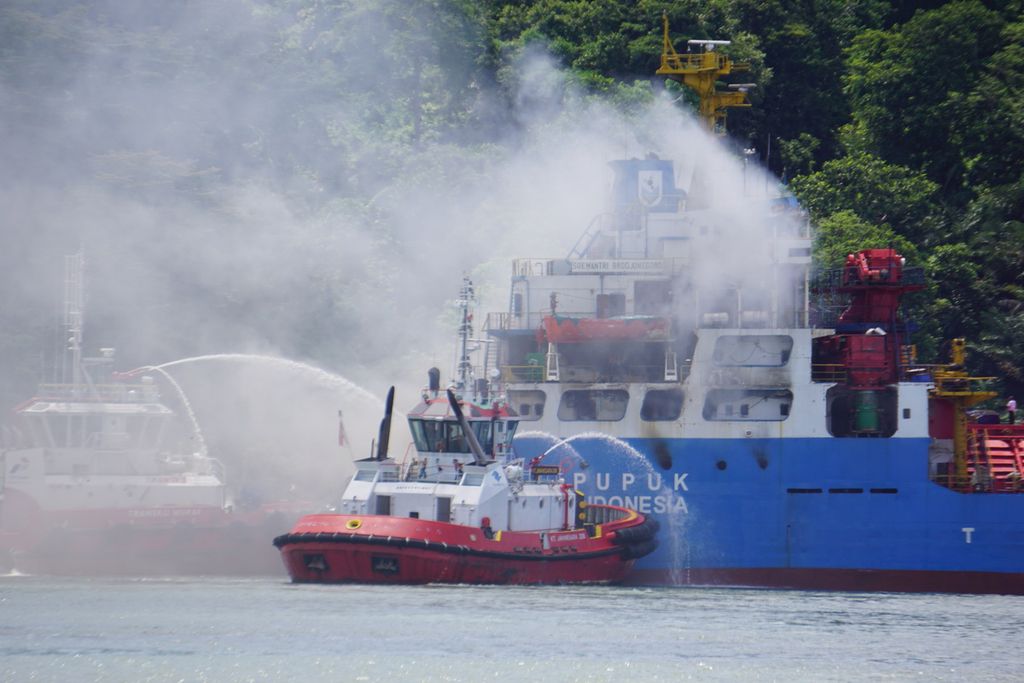Kapal Soemantri Brodjonegoro yang bertuliskan ”Pupuk Indonesia” dan ”PT PI Logistik” terbakar di Perairan Cilacap, Rabu (1/12/2021) pagi. Hingga pukul 12.00 upaya pemadaman masih dilakukan.