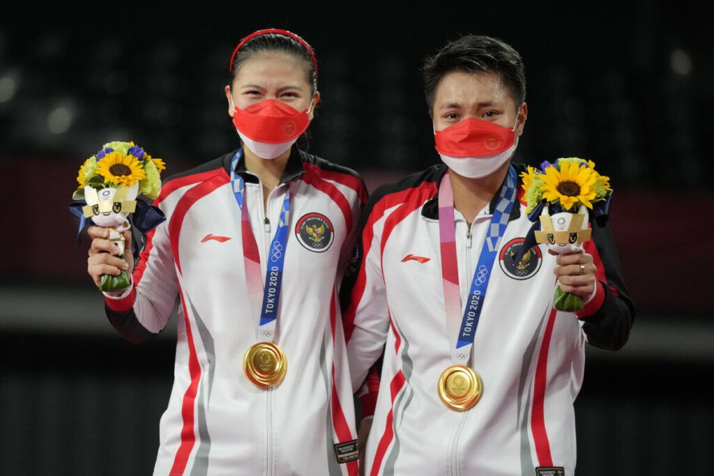 Pasangan ganda putri Indonesia Apriyani Rahayu/Greysia Polii mencetak sejarah sebagai peraih medali emas olimpiade yang pertama bagi Indonsia di ganda putri pada Olimpiade Tokyo 2020 di Musashino Forest Sports Plaza di Tokyo (2/8/2021).
