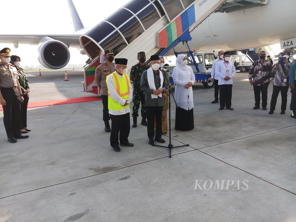 Wakil Presiden Ma'ruf Amin melepas jemaah haji dari Bandara Juanda, Sidoarjo, Jawa Timur, Sabtu (4/6/2022).