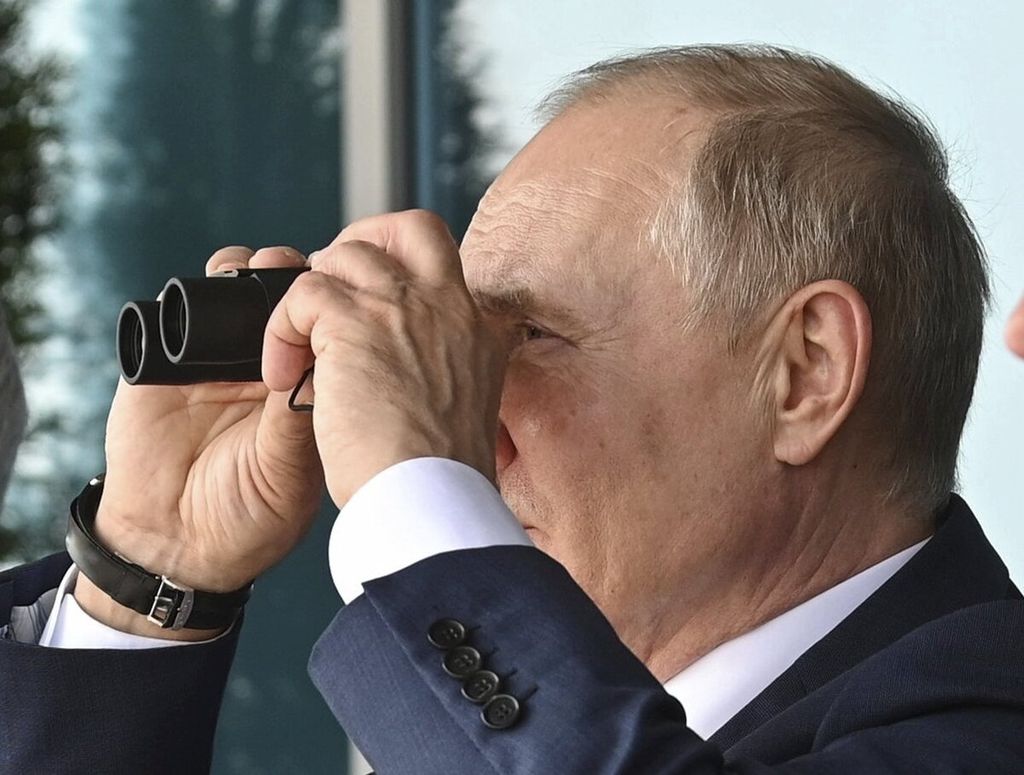 Presiden Rusia Vladimir Putin saat menyaksikan pembukaan International Aviation and Space Salon MAKS 2021. 