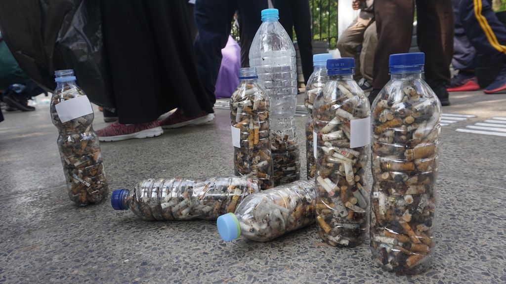 Botol-botol plastik yang terisi puntung rokok yang ditemukan di sepanjang trotoar kawasan Malioboro di Yogyakarta, Minggu (24/11/2019). Aksi tersebut digelar oleh Komunitas Global No Cigarettes Movement. Dari aksi itu, diperoleh hampir 9.000 puntung rokok yang dibuang sembarangan di kawasan tersebut.
