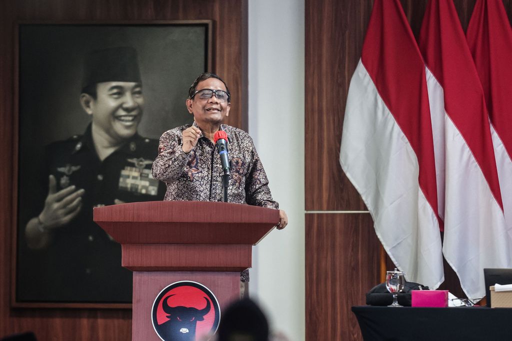 Menteri Koordinator Politik, Hukum, dan Keamanan Mahfud MD menjadi pembicara dalam diskusi refomasi sistem hukum nasional di Sekolah Partai PDI-P, Lenteng Agung, Jakarta (13/10/2022). 