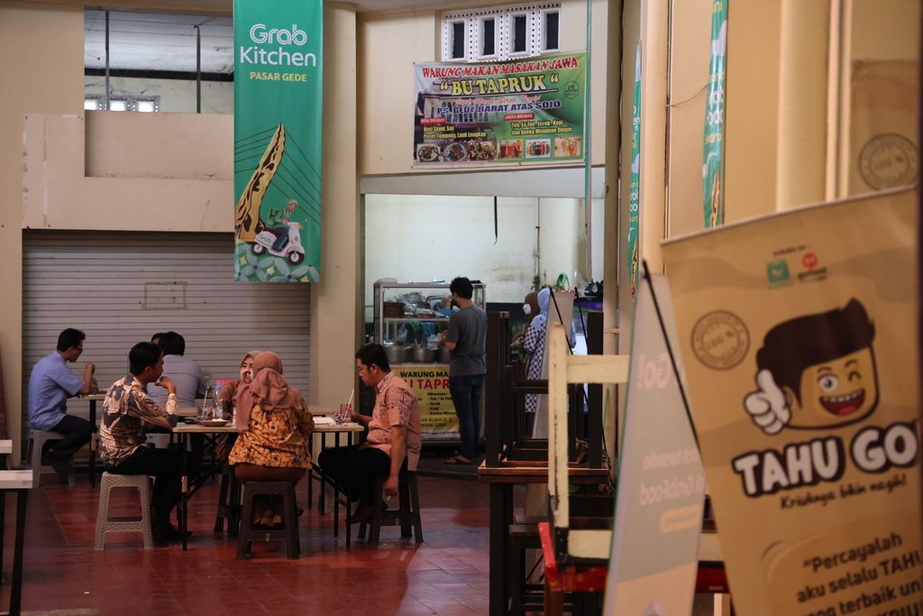 Pengunjung membeli makanan saat waktu makan siang di lantai atas Pasar Gede sisi barat di Surakarta, Jawa Tengah, Kamis (6/2/2022). 
